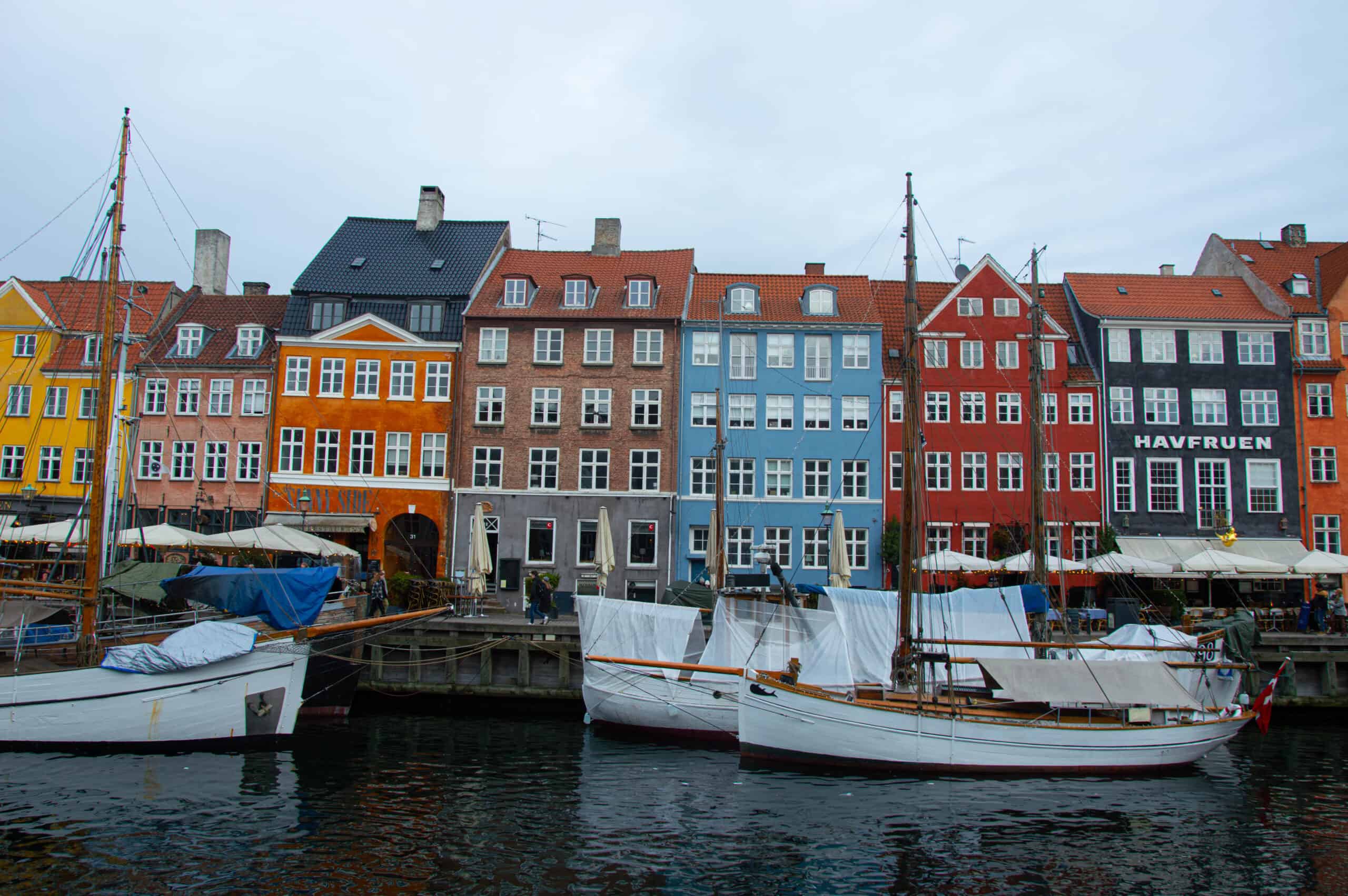 Kanał Nyhavn w centrum Kopenhagi